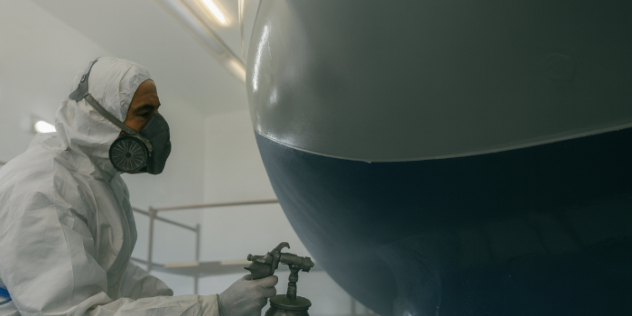 Application d’un traitement préventif osmose sur la coque d’un voilier – Lifting Boat Sables-d’Olonne