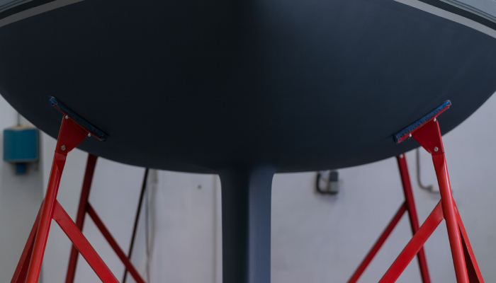 Application d’un traitement antifouling sur la coque d’un voilier – Lifting Boat Sables-d’Olonne