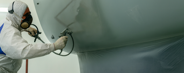 Application d’un primaire époxy sur coque de bateau – Lifting Boat Sables-d’Olonne