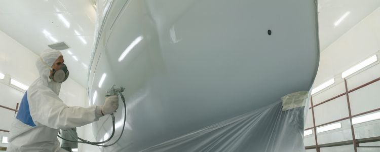 Application d’une couche d’apprêt haute résistance sur coque de bateau – Lifting Boat Sables-d’Olonne